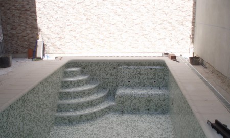 JACUZZI Y ENTRADA A PISCINA CLIMATIZADA
